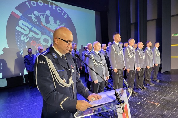 Policjanci i zaproszeni goście podczas obchodów Święta Policji w powiecie świeckim