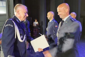 Policjanci i zaproszeni goście podczas obchodów Święta Policji w powiecie świeckim