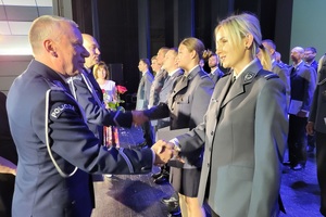 Policjanci i zaproszeni goście podczas obchodów Święta Policji w powiecie świeckim