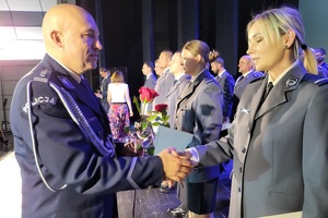 Policjanci i zaproszeni goście podczas obchodów Święta Policji w powiecie świeckim
