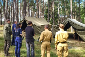 Policjanci, Strażacy i Pracownik Nadleśnictwa kontrolują obozy harcerskie podczas kwaterki