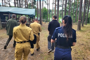 Policjanci, Strażacy i Pracownik Nadleśnictwa kontrolują obozy harcerskie podczas kwaterki