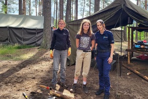 Policjanci, Strażacy i Pracownik Nadleśnictwa kontrolują obozy harcerskie podczas kwaterki