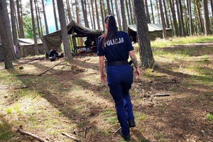 Policjanci, Strażacy i Pracownik Nadleśnictwa kontrolują obozy harcerskie podczas kwaterki