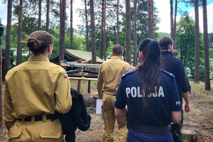 Policjanci, Strażacy i Pracownik Nadleśnictwa kontrolują obozy harcerskie podczas kwaterki