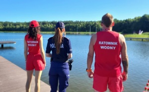 Policjanta i ratownicy WOPR sprawdzają kąpieliska