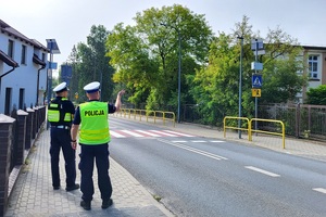 Policjanci sprawdzają oznakowanie w rejonach szkół
