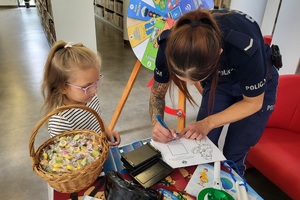 Policjantki wykonują odbitki palców