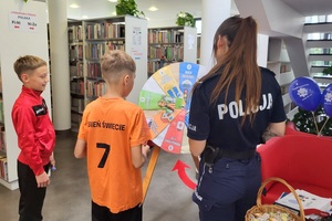 Policjantki wykonują odbitki palców