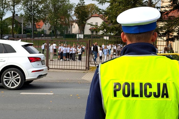 Funkcjonariusze Wydziału Ruchu Drogowego kontrolują zachowania kierowców w rejonach szkół.