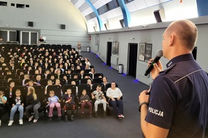Policjanci prowadzą prelekcję na temat obowiązujących przepisów ruchu drogowego