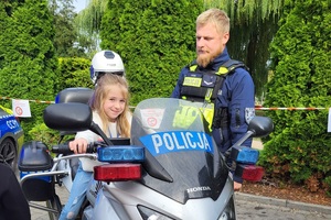 Uczniowie oglądają radiowozy i motor policyjny