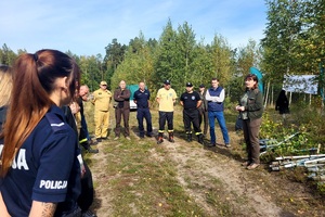 Policjanci z przedstawicielami innych instytucji sadzą las