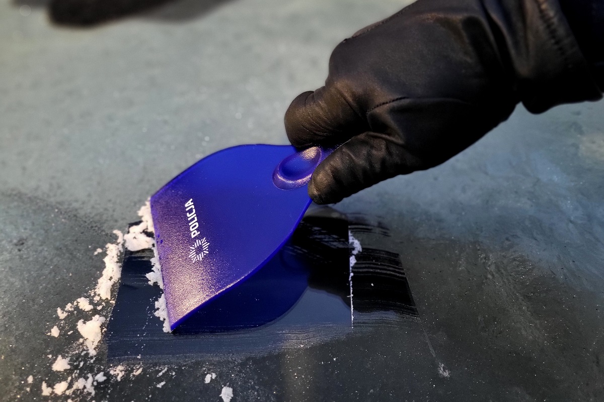 Policjanci ruchu drogowego ze Świecia wręczali kierowcom zimowe prezenty