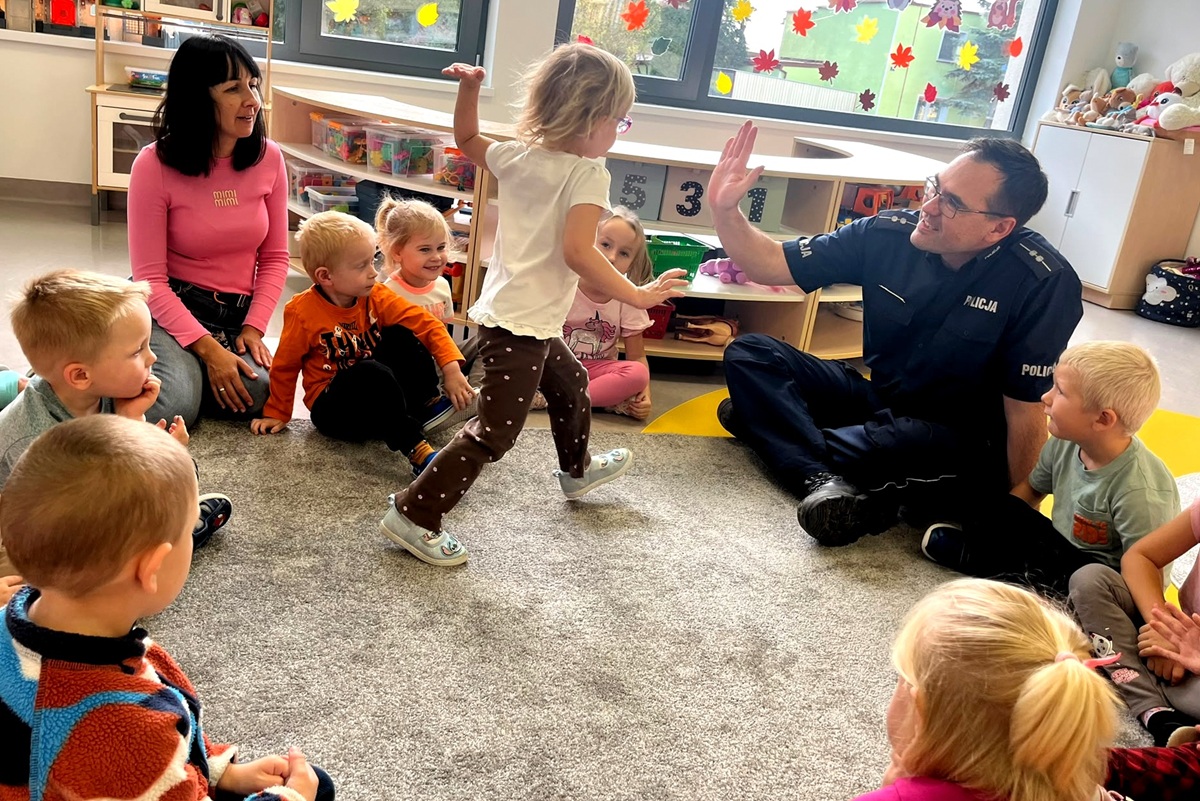 Spotkanie profilaktyczne policjanta z przedszkolakami w Gródku